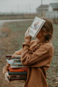 девушка с книгами