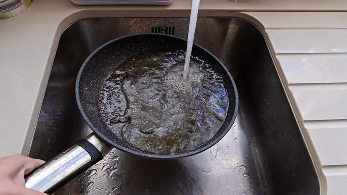 Read more about the article Будет блестеть, как новая: как правильно отмыть сковороду от жира и нагара
