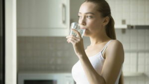 Read more about the article Врач объяснил, нужно ли пить 2 литра воды в день и почему она так важна