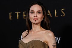 Read more about the article Анджелина Джоли снялась в прозрачном наряде для журнала